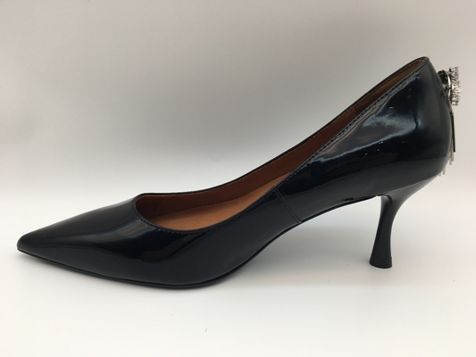 Die Abendschuhe der schwarzen Lackleder-Frauen, zeigten Toe Stiletto Heels