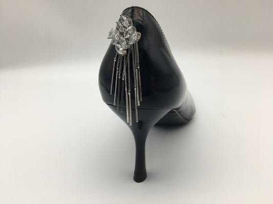 Die Abendschuhe der schwarzen Lackleder-Frauen, zeigten Toe Stiletto Heels