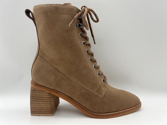 Der Frauen der Spitzes Halbstiefel des hohen Absatzes oben, weiches Kuhvelourleder mit thermischem Futter des Plüschs, Frauen imprägniern Winterstiefel