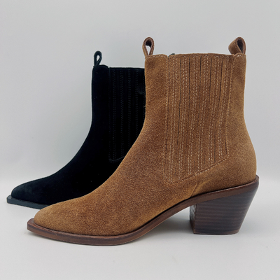 Zeigten lederne Stiefel der tragbaren Frauen Kleidertoe casual shoes unique