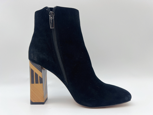 Schwarze Halbstiefel des hohen Absatzes der ledernen Frauen mit Nylonreißverschluß