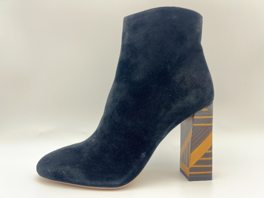 Schwarze Halbstiefel des hohen Absatzes der ledernen Frauen mit Nylonreißverschluß