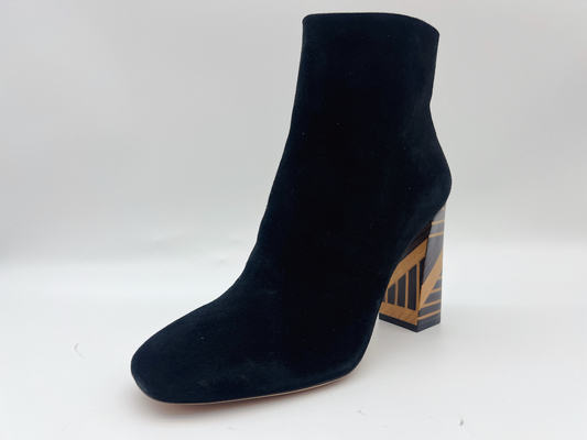Schwarze Halbstiefel des hohen Absatzes der ledernen Frauen mit Nylonreißverschluß