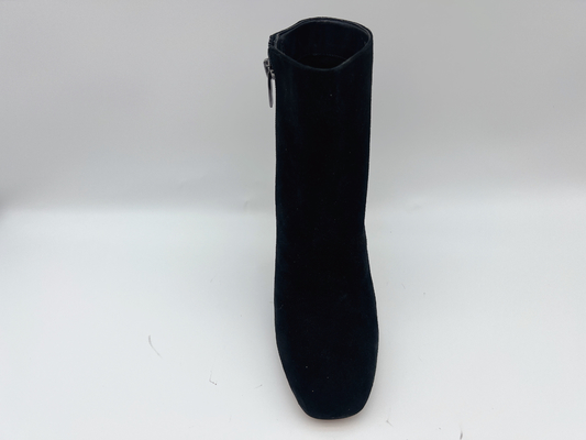 Schwarze Halbstiefel des hohen Absatzes der ledernen Frauen mit Nylonreißverschluß