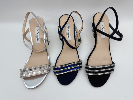 Die silbernen ledernen Sandalen ODM-Soem-Frauen, bequeme Schuhe des flachen Absatzes mit einem Bügel