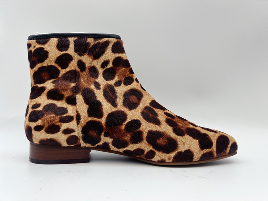 Das Leder-Zipoben Halbstiefel der Frauen, ringsum Toe Low Heel Ankle Boots
