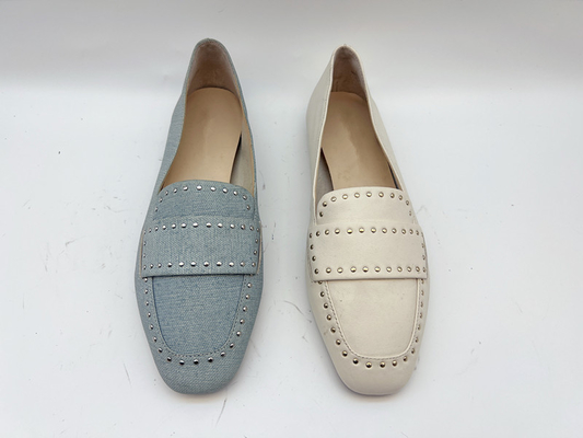 Weiche Kuh-Damen-echte lederne Ebene beschuht Beige mit Bolzen-Entwurf