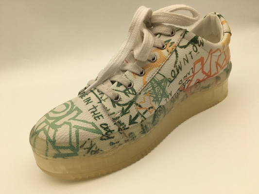 Der beige Frauen schnüren sich oben Freizeit-Komfort-Schuhe der Freizeitschuh-5mm