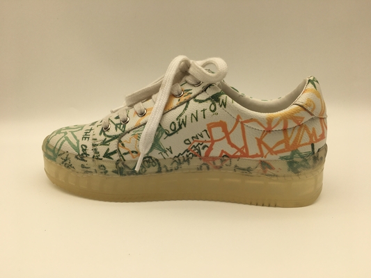 Der beige Frauen schnüren sich oben Freizeit-Komfort-Schuhe der Freizeitschuh-5mm