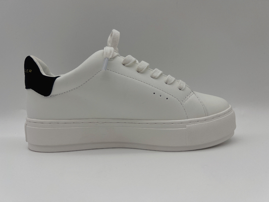 Die ledernen wandernden Schuhe der weichen Kuh-Frauen, klassische weiße Schuhe mit dekorativer Steinblume