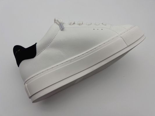 Die ledernen wandernden Schuhe der weichen Kuh-Frauen, klassische weiße Schuhe mit dekorativer Steinblume