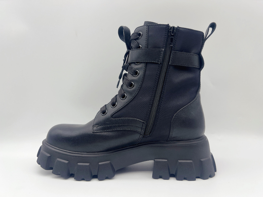 Kuh überziehen die hohen wandernden Spitzenschuhe der Frauen gleiten nicht haltbares mit Leder