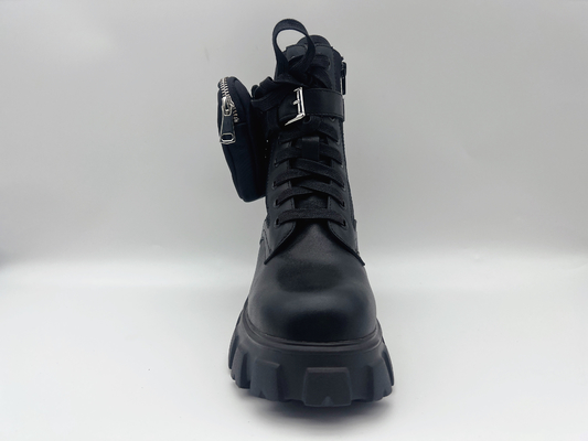 Kuh überziehen die hohen wandernden Spitzenschuhe der Frauen gleiten nicht haltbares mit Leder