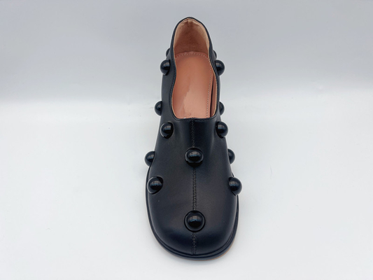 Weiche Nappaleder-Frauen pumpt Abendschuhe des Schuh-schwarze flachen Absatzes mit Pilz-Mosaik