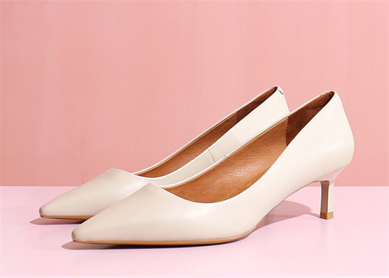 Weiße weiche Kuh-echtes Leder pumpt Abendschuhe 2cm flachen Absatzes für Damen