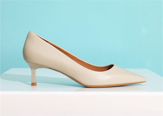 Weiße weiche Kuh-echtes Leder pumpt Abendschuhe 2cm flachen Absatzes für Damen
