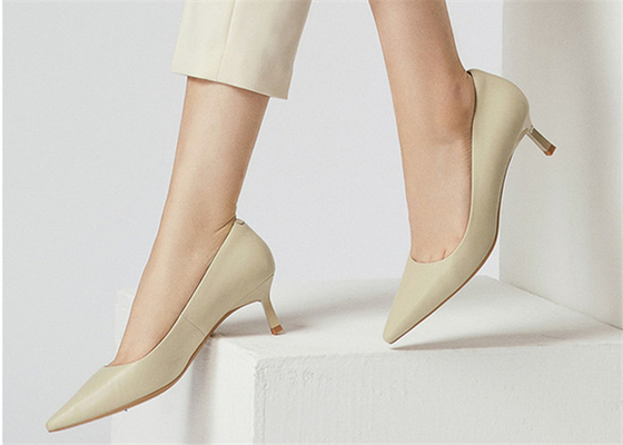 Weiße weiche Kuh-echtes Leder pumpt Abendschuhe 2cm flachen Absatzes für Damen
