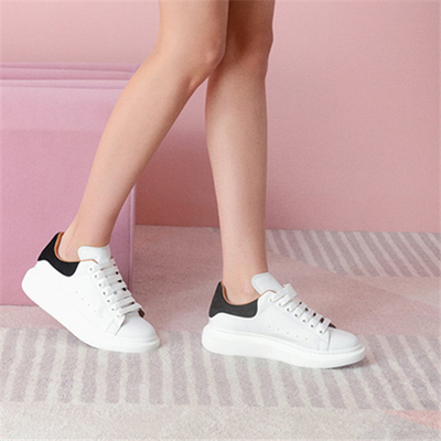 Die zufälligen Turnschuh-weißes weiches oberes Material der Tendenz-Frauen
