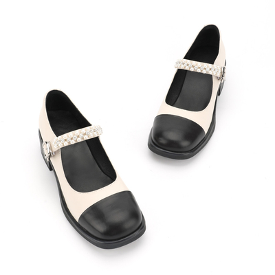 Rundkopf-Verpackungs-Toe Womens Leather Flat Shoes-Schwarzweiss-nähen
