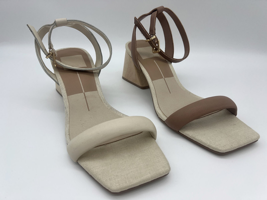 Dauerhafter beige geschlossener Toe Sandals, wirkliches hölzernes auf den Fersen gefolgtes Quadrat Toe Ankle Strap Sandals