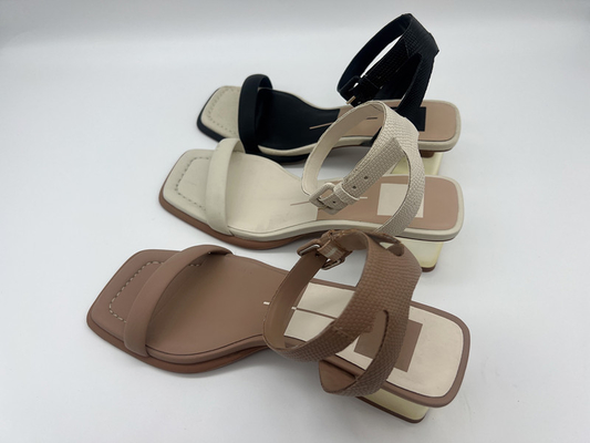 Die Sandalen der stilvollen Bügel-Frauen, ledernes Querbügel-Gold füllten Sandalen auf