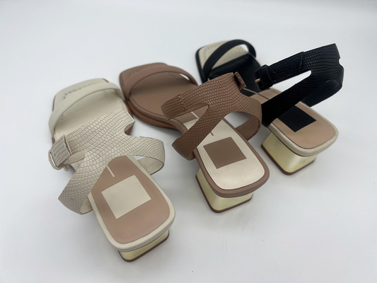Die Sandalen der stilvollen Bügel-Frauen, ledernes Querbügel-Gold füllten Sandalen auf