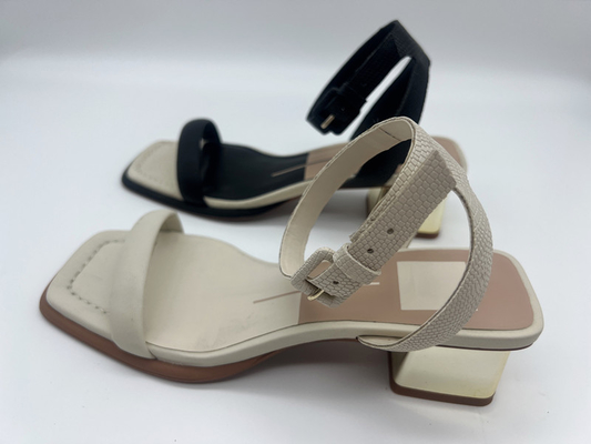 Die Sandalen der stilvollen Bügel-Frauen, ledernes Querbügel-Gold füllten Sandalen auf
