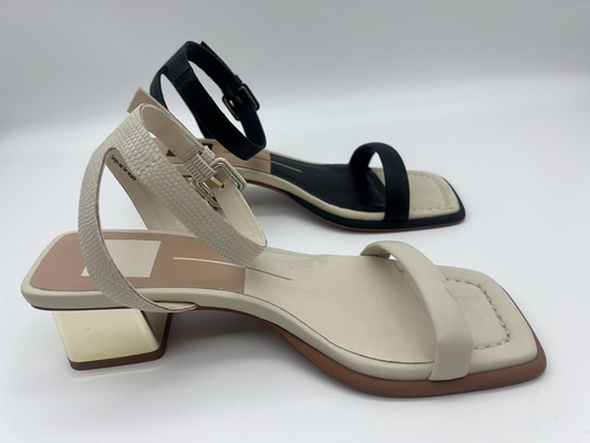 Die Sandalen der stilvollen Bügel-Frauen, ledernes Querbügel-Gold füllten Sandalen auf