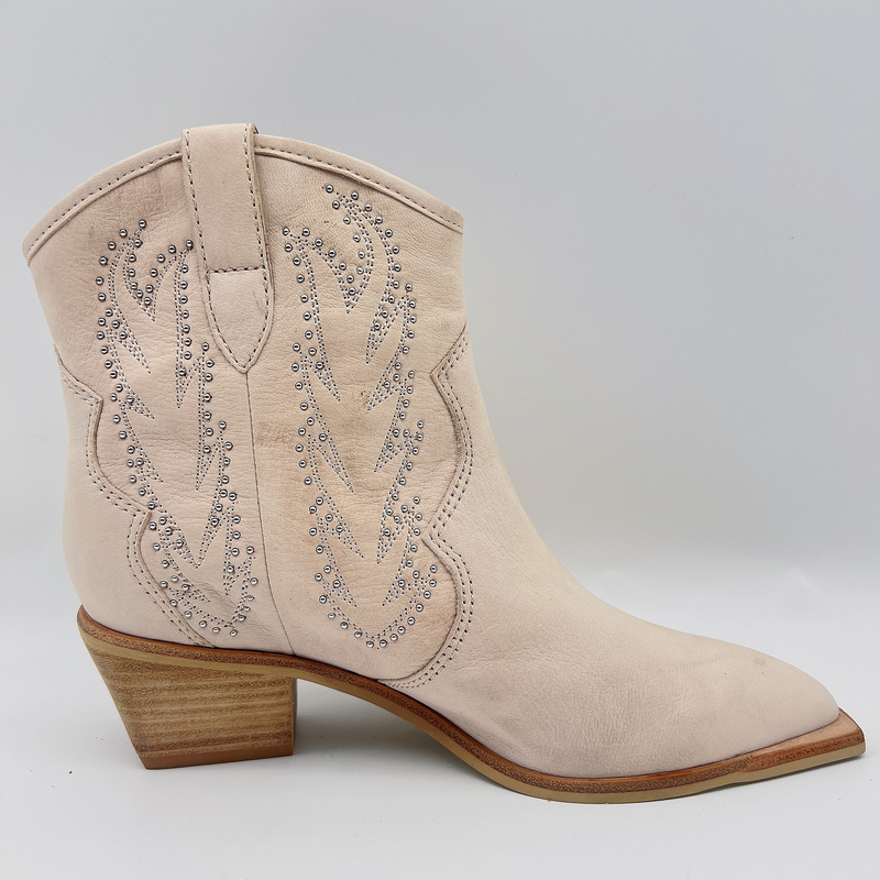 Das lederne Kleid der Knochen-Frauen lädt bequeme Damen-zufällige Halbstiefel mit Bolzen-Stickerei auf