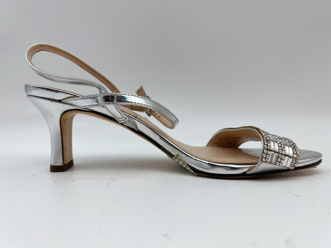 Die silbernen ledernen Sandalen ODM-Soem-Frauen, bequeme Schuhe des flachen Absatzes mit einem Bügel