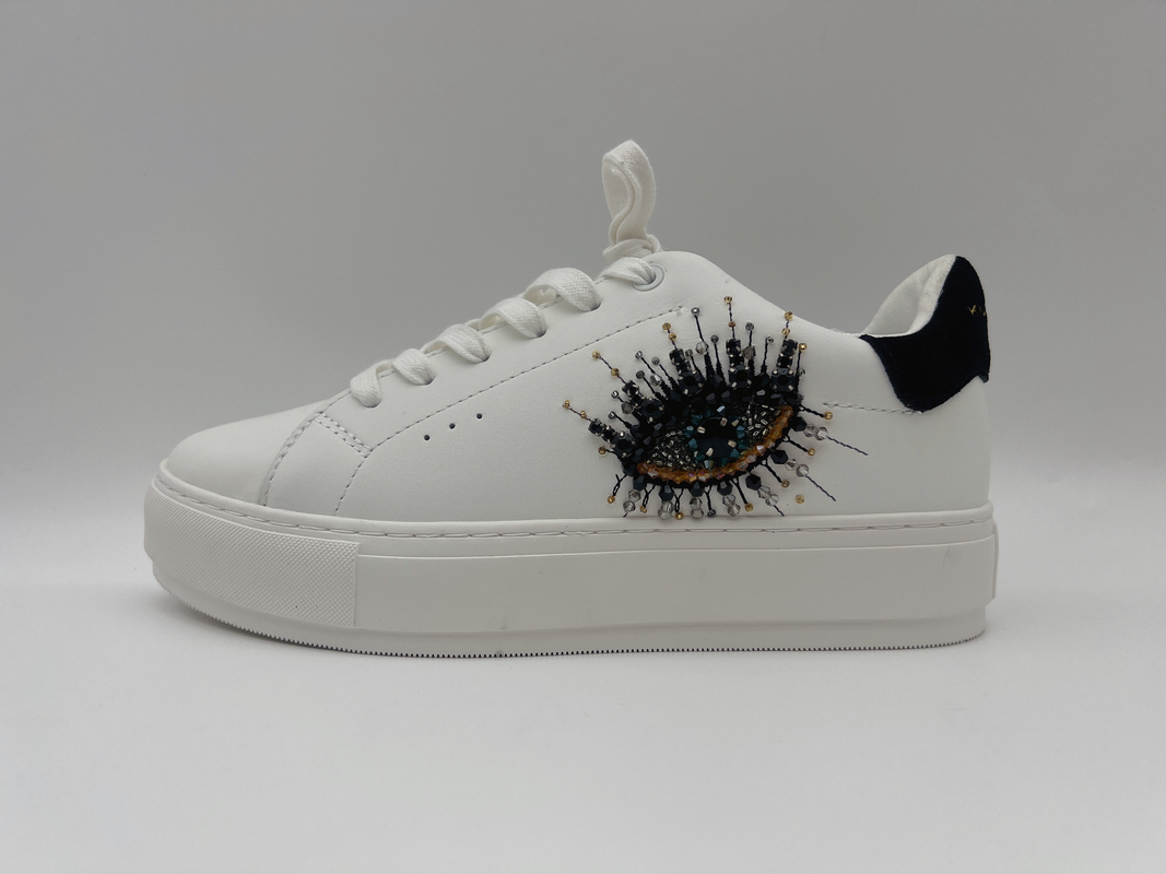 Die ledernen wandernden Schuhe der weichen Kuh-Frauen, klassische weiße Schuhe mit dekorativer Steinblume