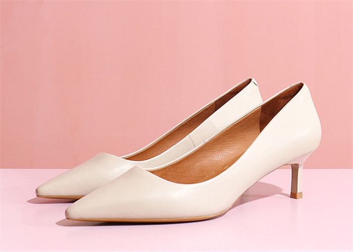 Weiße weiche Kuh-echtes Leder pumpt Abendschuhe 2cm flachen Absatzes für Damen